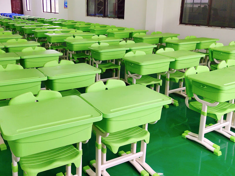 中小學(xué)生升降式課桌椅工程案例一
