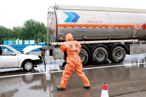 多部門聯(lián)動演練 無人機與機器人協(xié)同守護高速危貨運輸安全
